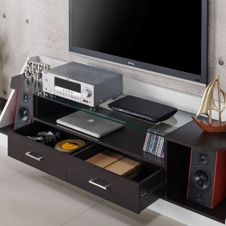 Hay suficiente espacio para los altavoces.